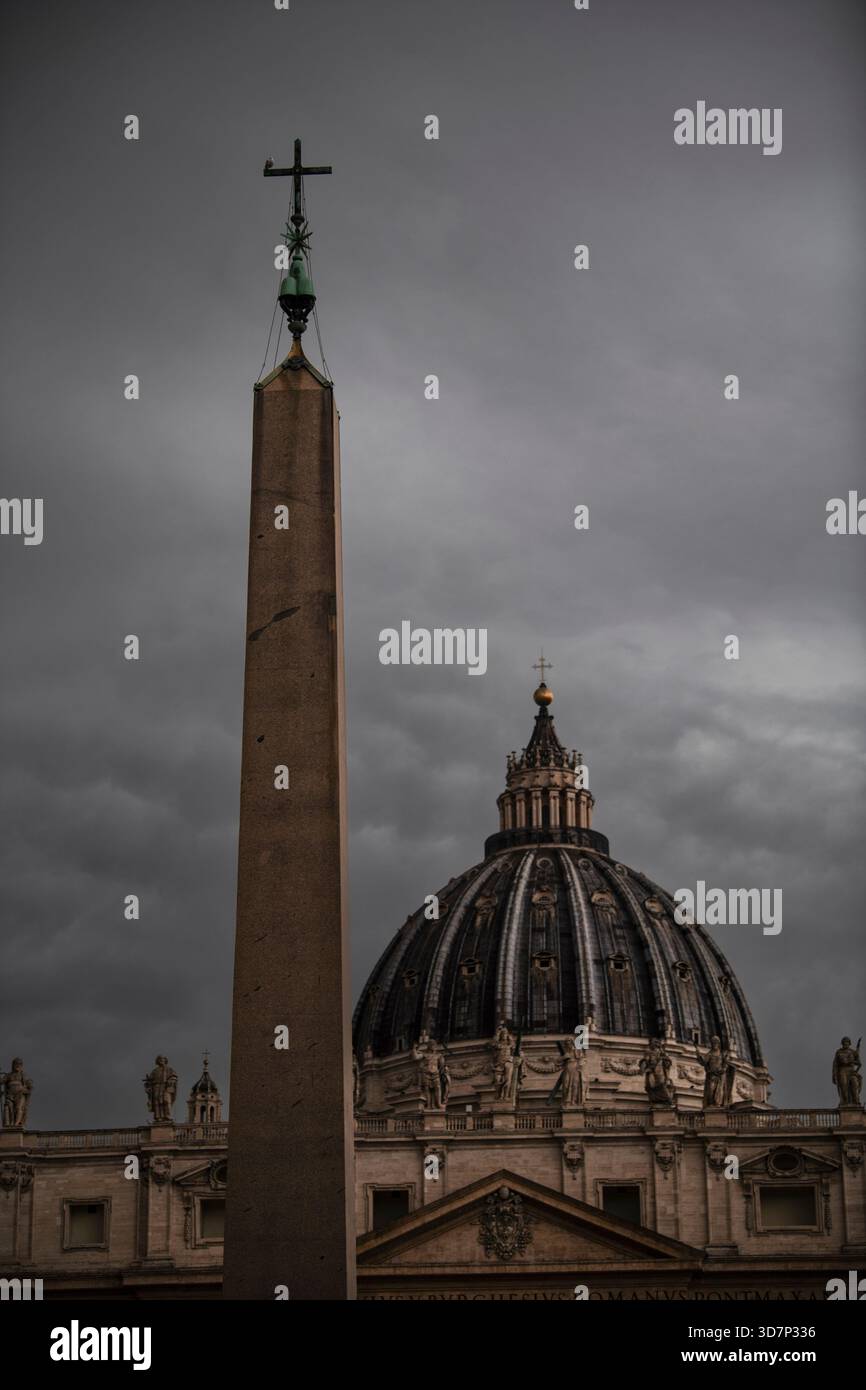 Cité du Vatican, Italie - 4 décembre 2023 : image de l'architecture et détails de l'extérieur et des environs de la basilique Pierre. Banque D'Images