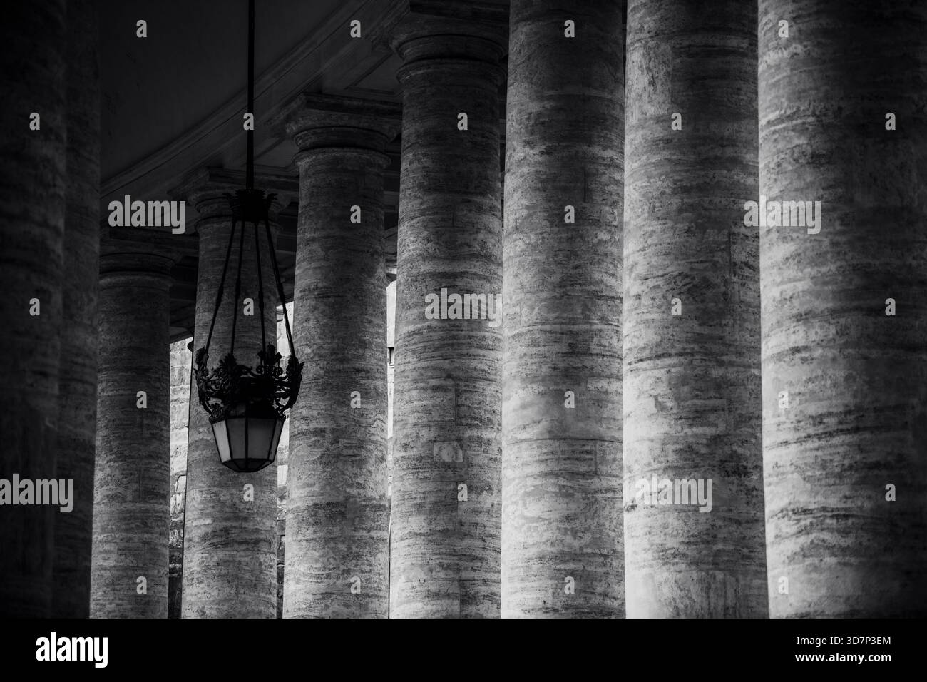 Cité du Vatican, Italie - 4 décembre 2023 : image de l'architecture et détails de l'extérieur et des environs de la basilique Pierre. Banque D'Images