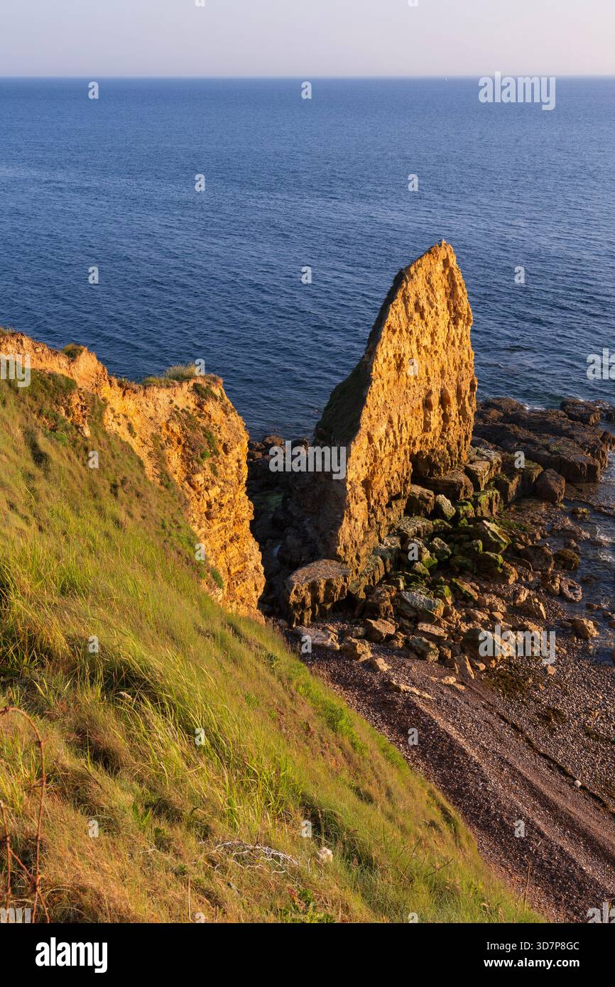 La falaise de 35 mètres (110 pieds) surplombant la Manche à la pointe du hoc à Cricqueville-en-bassin (Calvados) en Normandie, France Banque D'Images