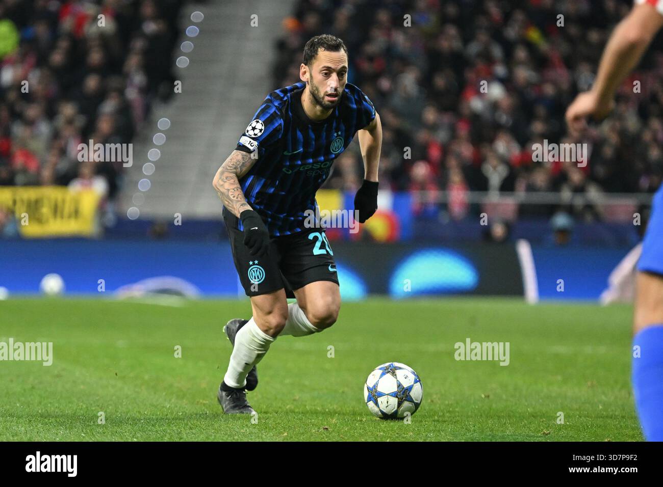 Hakan Calhanoglu de l'Internazionale lors du match de l'UEFA Champions League à l'Atletico de Madrid et le FC Internazionale Milano à l'Estadio Metropolitano sur le No Banque D'Images