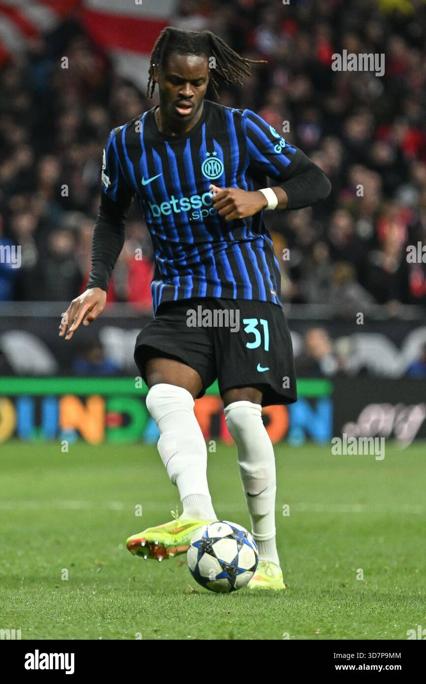 Yann Bisseck de l'Internazionale lors du match de l'UEFA Champions League à l'Atletico de Madrid et le FC Internazionale Milano à l'Estadio Metropolitano sur Novemb Banque D'Images