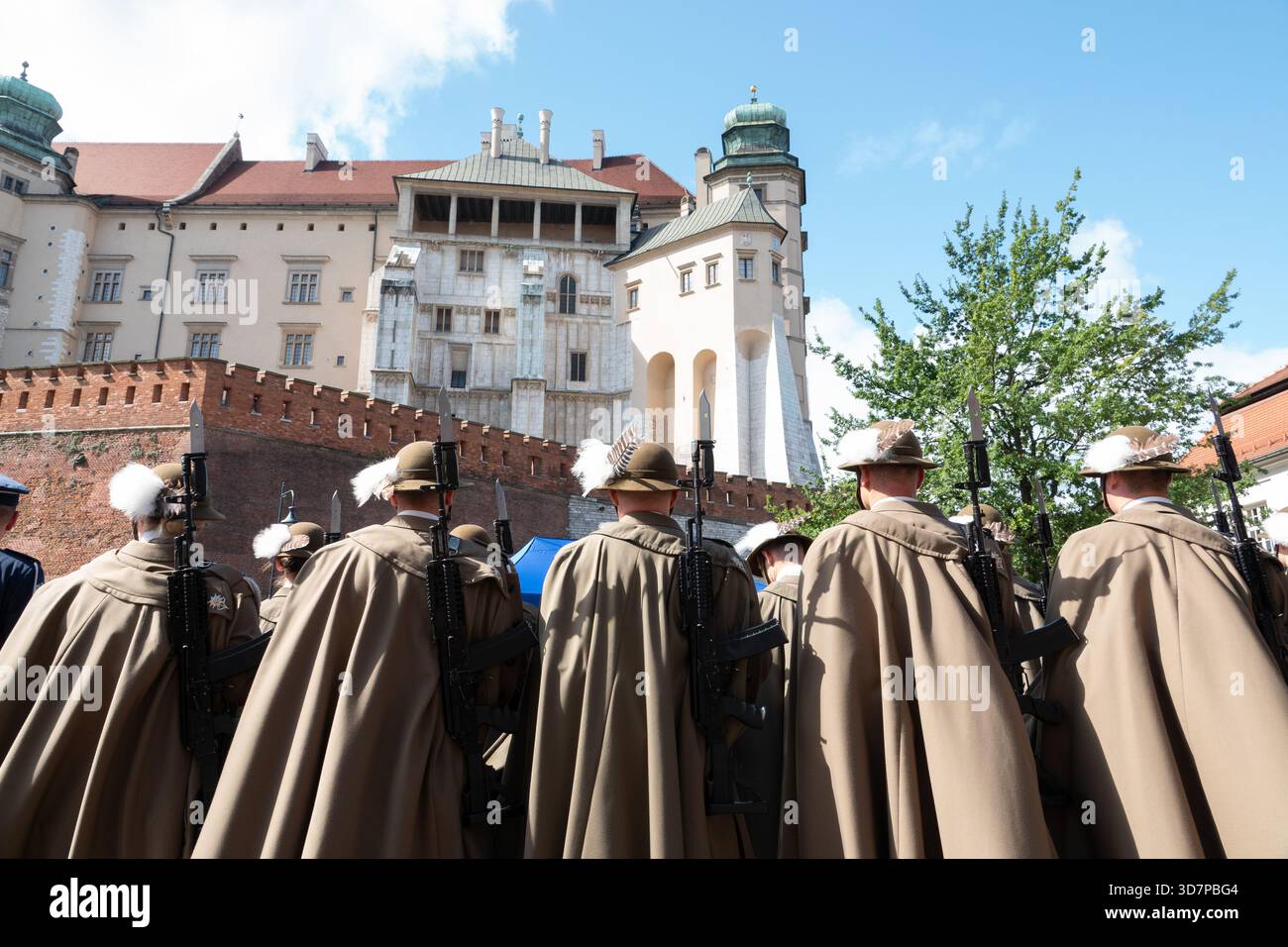 Cracovie Pologne. Vêtus d'uniformes historiques, les soldats polonais participent à un service commémorant l'invasion soviétique de la Pologne au mémorial de Katyn. Banque D'Images