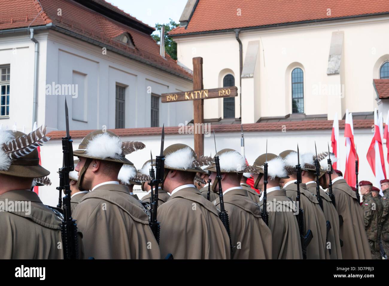 Cracovie Pologne. Vêtus d'uniformes historiques, les soldats polonais participent à un service commémorant l'invasion soviétique de la Pologne au mémorial de Katyn. Banque D'Images