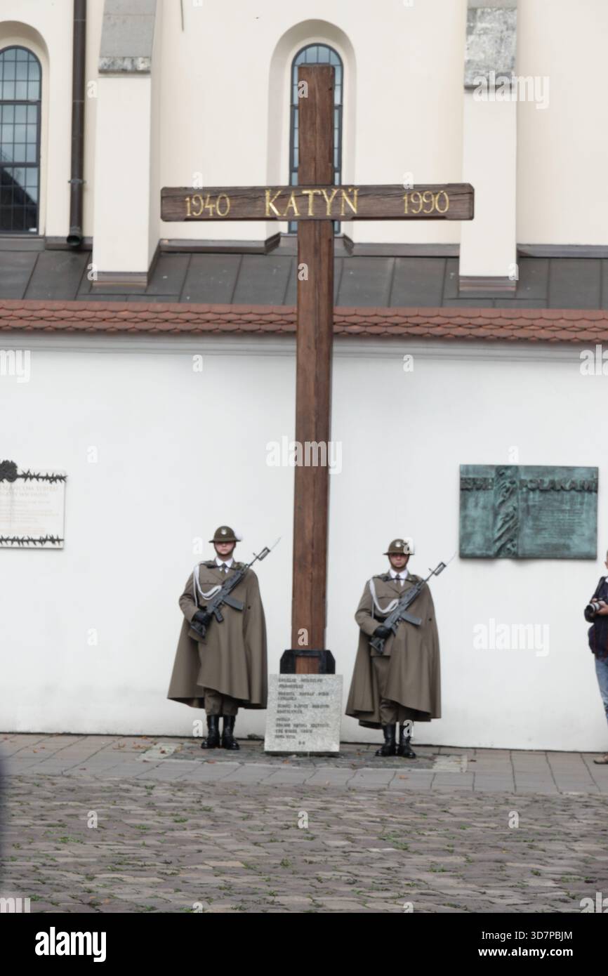 Cracovie Pologne. Vêtus d'uniformes historiques, les soldats polonais participent à un service commémorant l'invasion soviétique de la Pologne au mémorial de Katyn. Banque D'Images