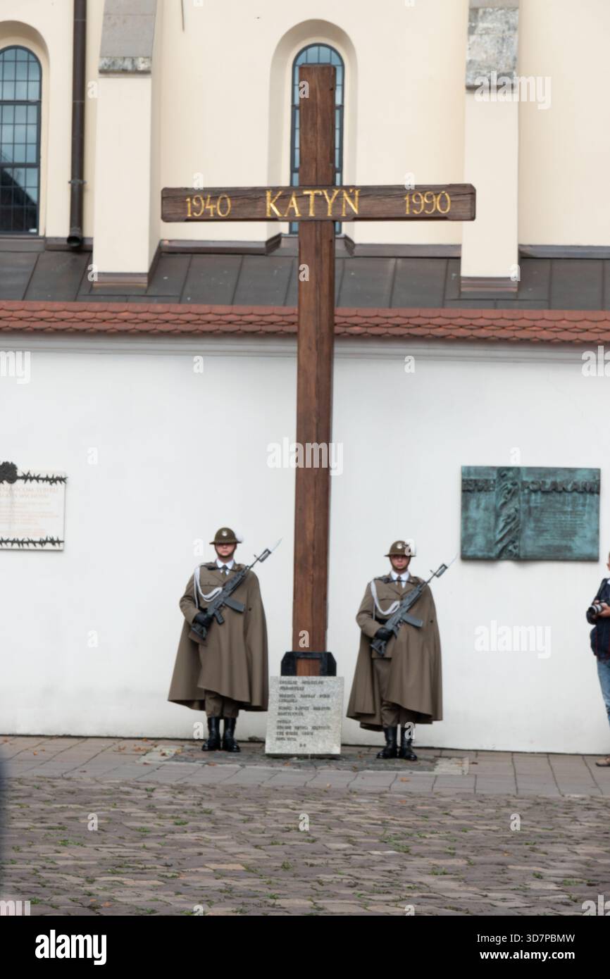 Cracovie Pologne. Vêtus d'uniformes historiques, les soldats polonais participent à un service commémorant l'invasion soviétique de la Pologne au mémorial de Katyn. Banque D'Images