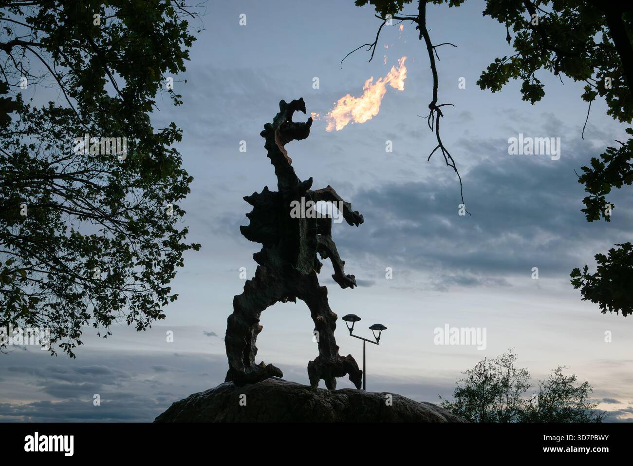 Cracovie Pologne. Juste à l'extérieur du château de Wawel se trouve Wawel Dragon, un dragon légendaire du folklore polonais. Une statue en bronze respirant le feu. Banque D'Images
