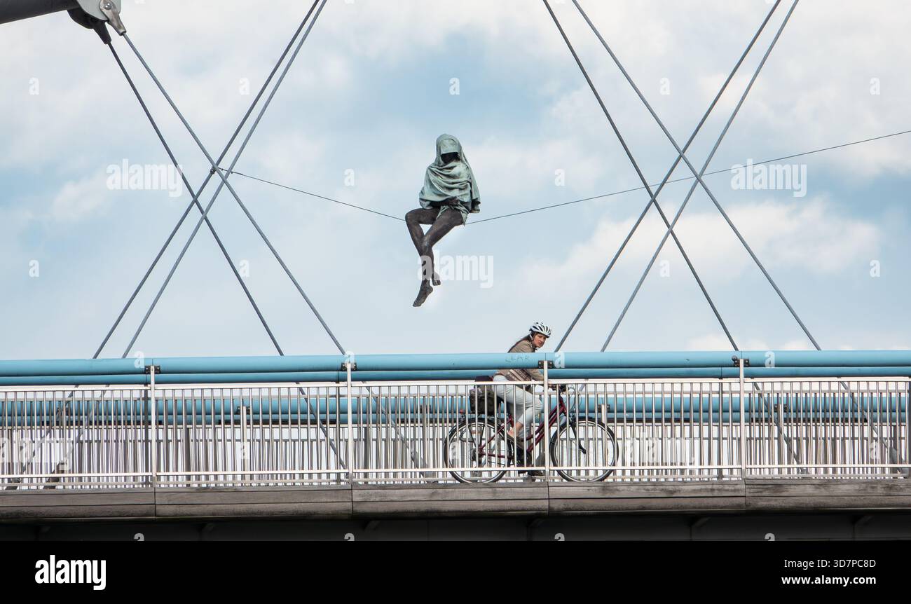 Cracovie Pologne. Le vieux centre-ville de Cracovie est classé au patrimoine mondial de l'UNESCO. Sculptures acrobatiques de Bernatek « entre l'eau et le ciel » Banque D'Images