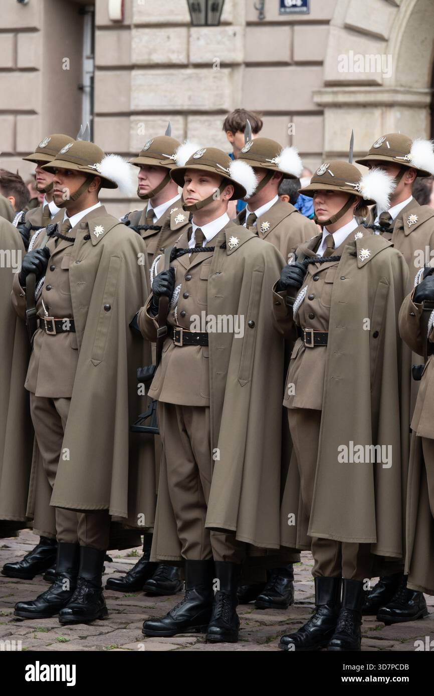 Cracovie Pologne. Vêtus d'uniformes historiques, les soldats polonais participent à un service commémorant l'invasion soviétique de la Pologne au mémorial de Katyn. Banque D'Images