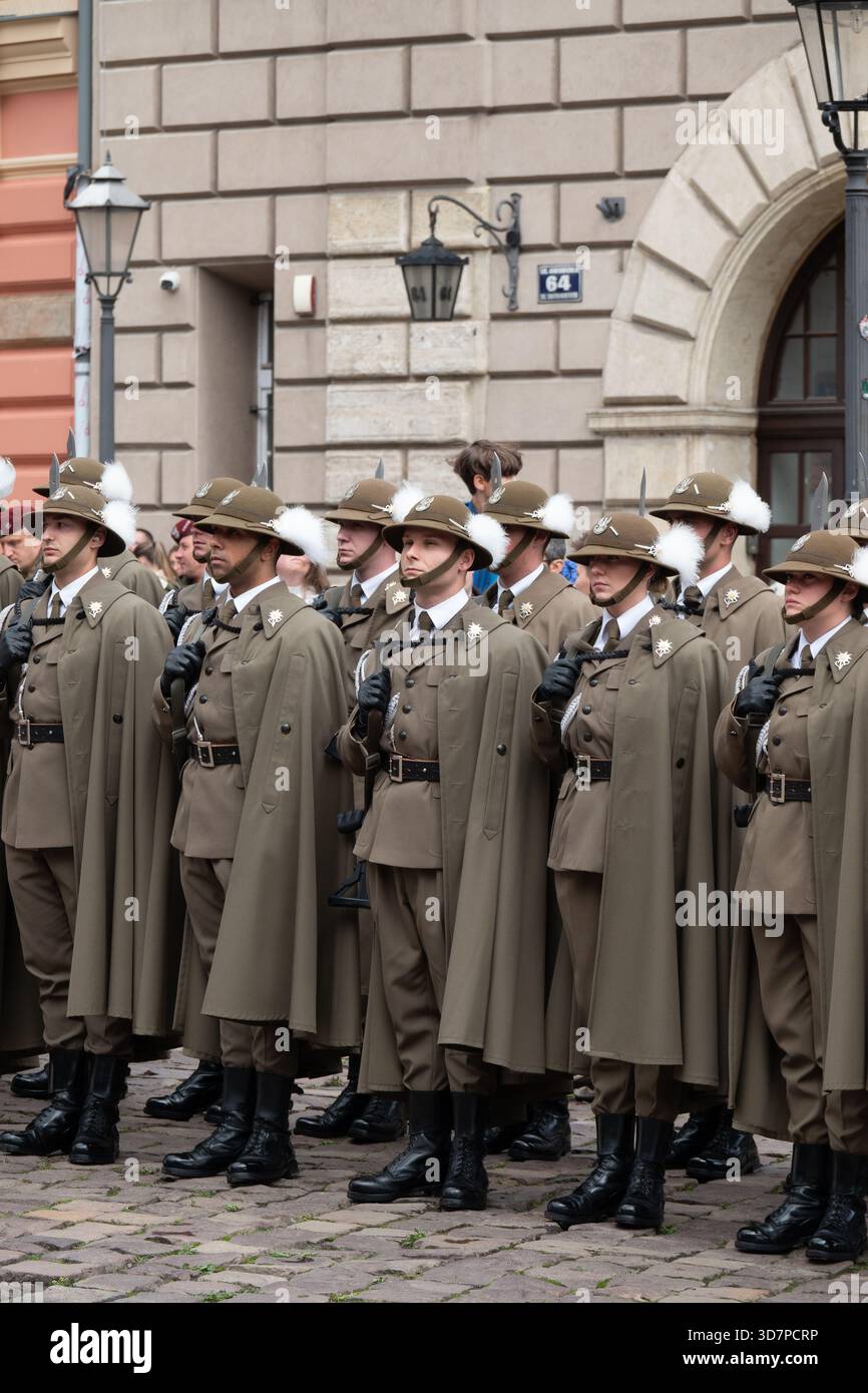 Cracovie Pologne. Vêtus d'uniformes historiques, les soldats polonais participent à un service commémorant l'invasion soviétique de la Pologne au mémorial de Katyn. Banque D'Images