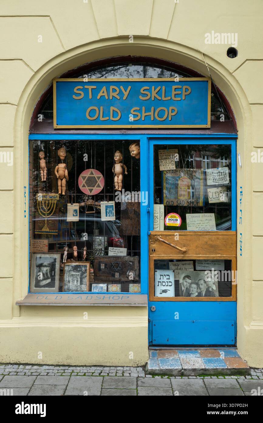 Cracovie Pologne. Le Old Sad Shop 'Stary Sklep' est un ancien magasin vendant de vieilles marchandises et des articles d'occasion à Cracovie. Banque D'Images