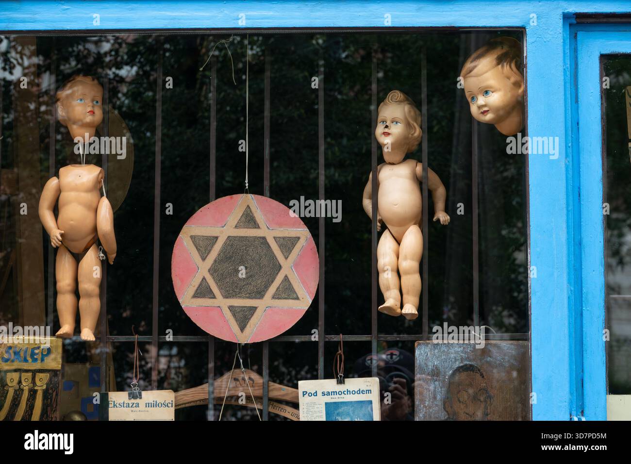 Cracovie Pologne. Le Old Sad Shop 'Stary Sklep' est un ancien magasin vendant de vieilles marchandises et des articles d'occasion à Cracovie. Banque D'Images