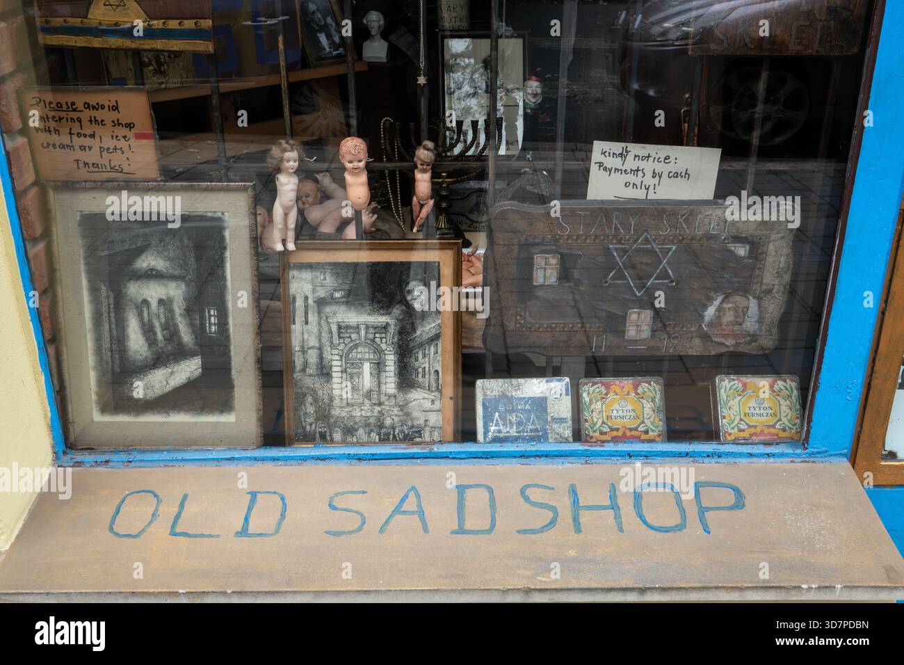 Cracovie Pologne. Le Old Sad Shop 'Stary Sklep' est un ancien magasin vendant de vieilles marchandises et des articles d'occasion à Cracovie. Banque D'Images