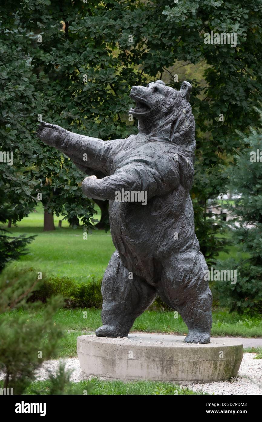 Cracovie Pologne. Statue de Wojtek l'ours dans Jordan Park Cracovie. Wojtek l'ours était célèbre pour avoir servi dans l'armée polonaise pendant la 11e Guerre mondiale. Banque D'Images