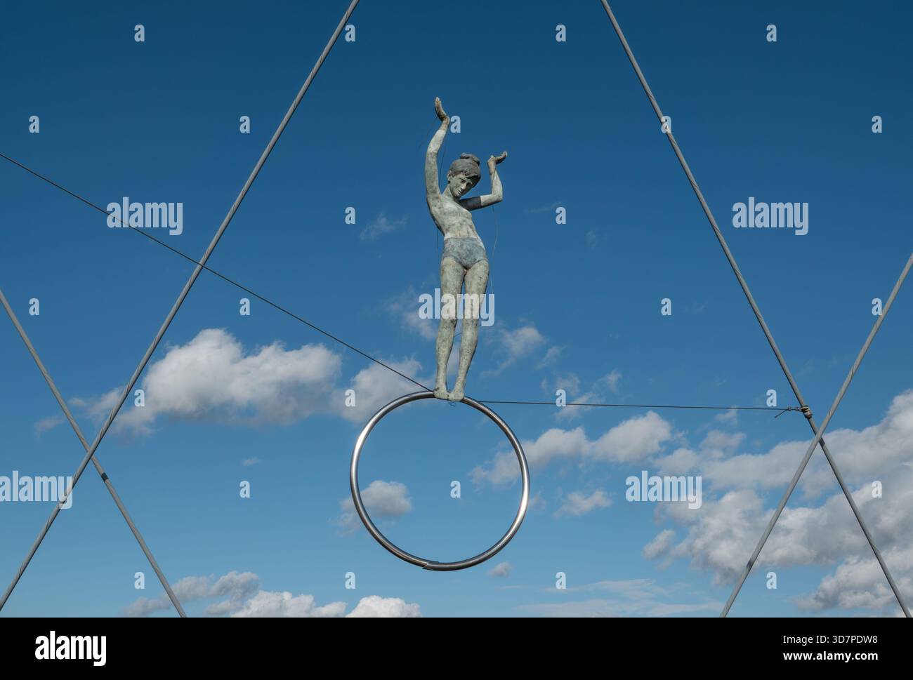 Cracovie Pologne. Le vieux centre-ville de Cracovie est classé au patrimoine mondial de l'UNESCO. Sculptures acrobatiques de Bernatek « entre l'eau et le ciel » Banque D'Images