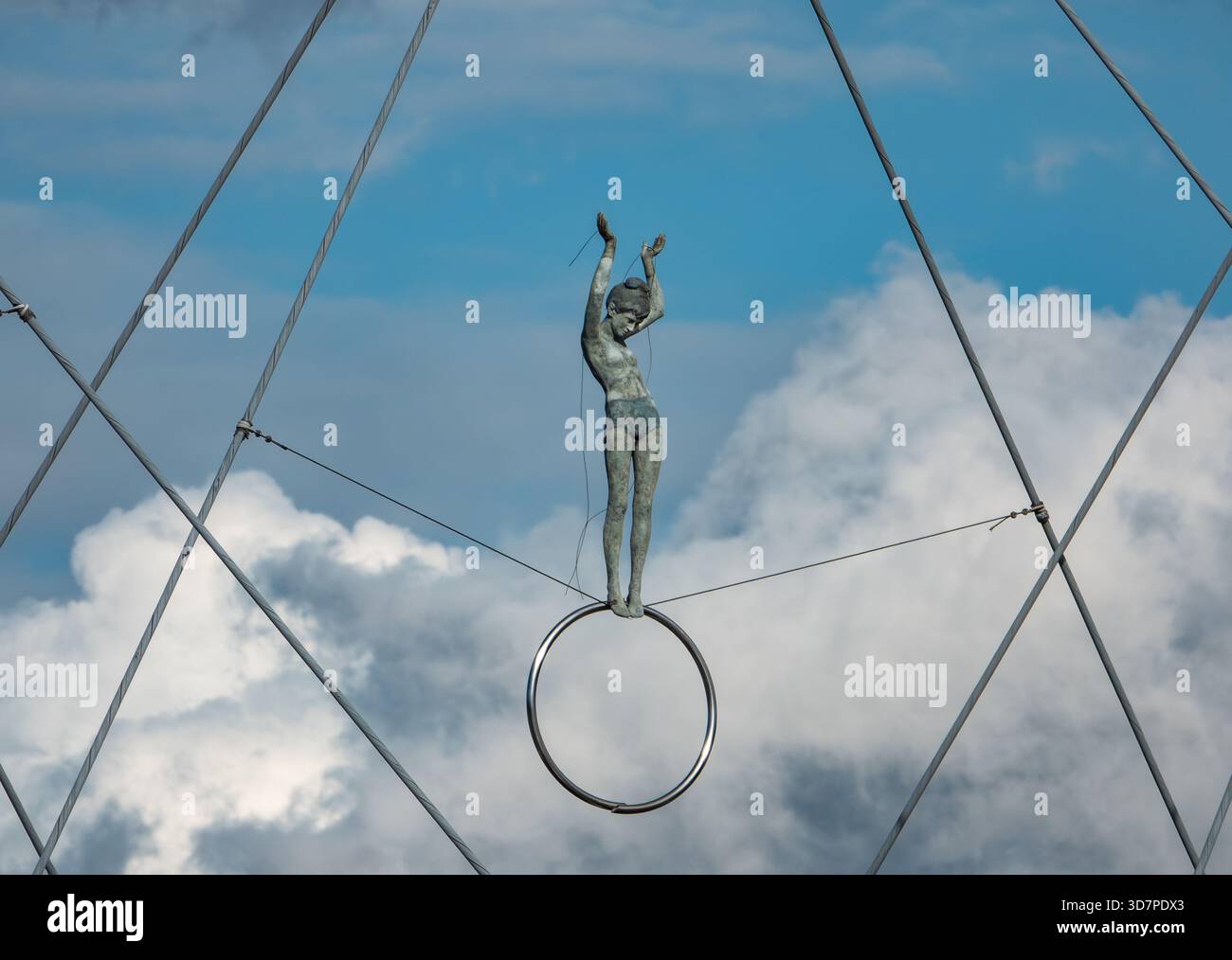 Cracovie Pologne. Le vieux centre-ville de Cracovie est classé au patrimoine mondial de l'UNESCO. Sculptures acrobatiques de Bernatek « entre l'eau et le ciel » Banque D'Images