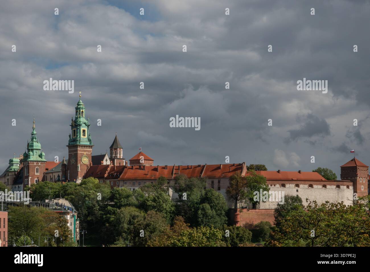 Cracovie Pologne. Site classé au patrimoine mondial de l'UNESCO et abrite le château historique de Wawel qui surplombe la ville. Banque D'Images