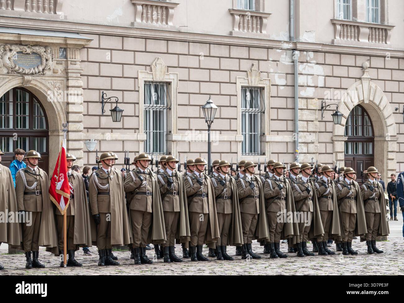 Cracovie Pologne. Vêtus d'uniformes historiques, les soldats polonais participent à un service commémorant l'invasion soviétique de la Pologne au mémorial de Katyn. Banque D'Images