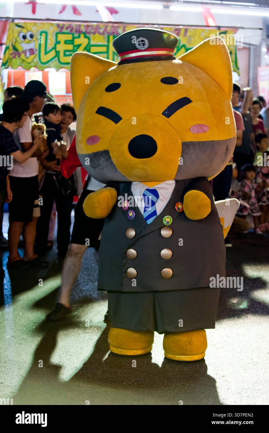 Mascotte japonaise yuru-kyara, personnage de maître de gare 'Gachakon' pour le chemin de fer OMI de la préfecture de Shiga vu lors d'un événement à Hikone, au Japon. Banque D'Images
