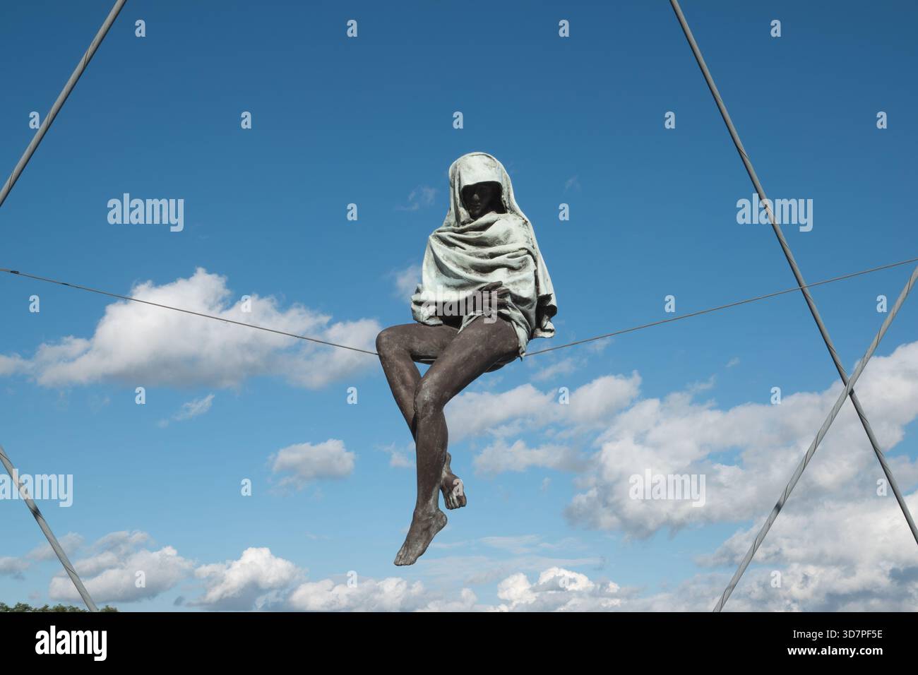 Cracovie Pologne. Le vieux centre-ville de Cracovie est classé au patrimoine mondial de l'UNESCO. Sculptures acrobatiques de Bernatek « entre l'eau et le ciel » Banque D'Images