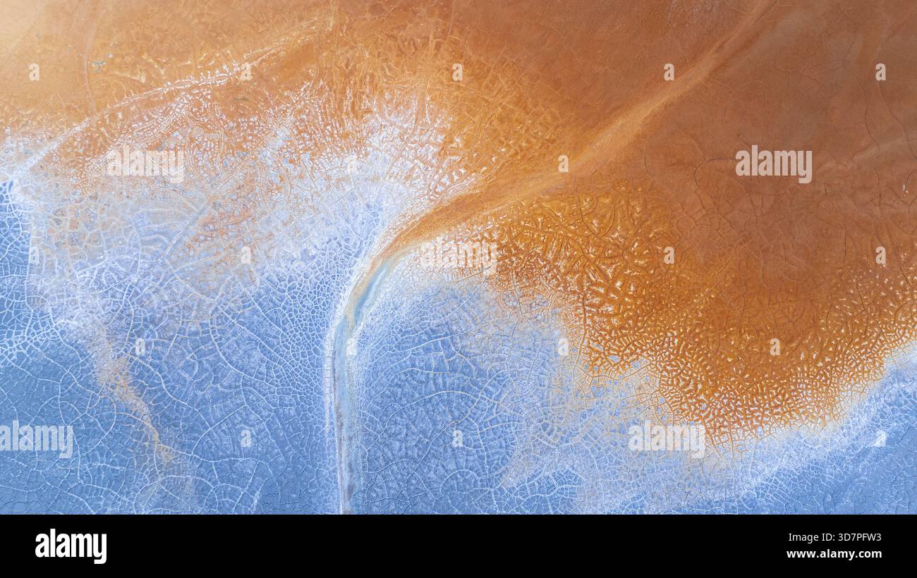 Vue aérienne d'un paysage surréaliste où la terre ocre rencontre les eaux turquoises pâles dans des motifs abstraits, Ríotinto, Andalousie, Espagne. Banque D'Images