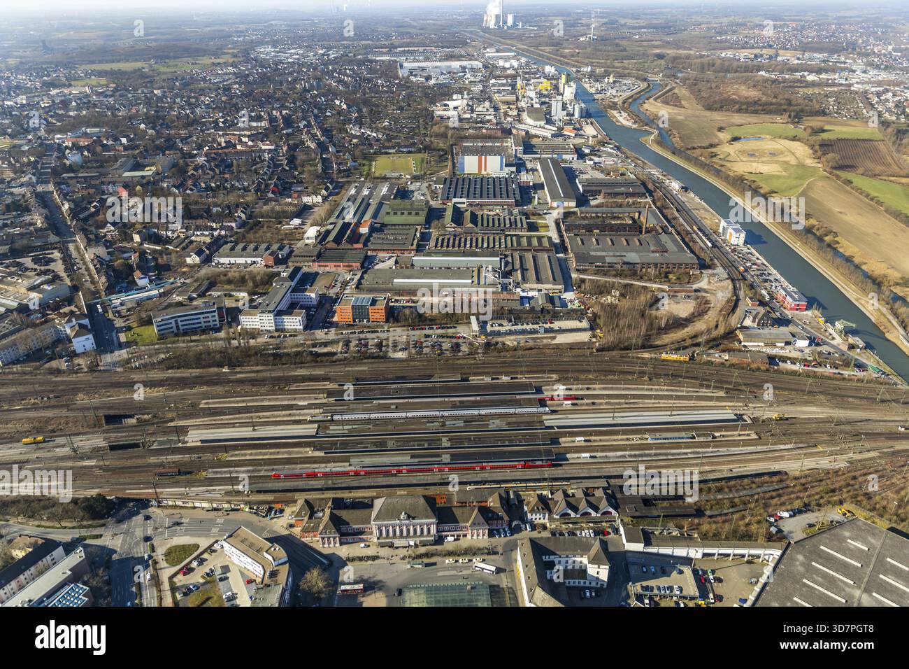 Gare centrale de Hamm avec quais en face du site de Thyssen et Voest Alpine Boehler Welding sur Hafenstrasse à Hammer Hafen sur le Datteln-Hamm CAN Banque D'Images