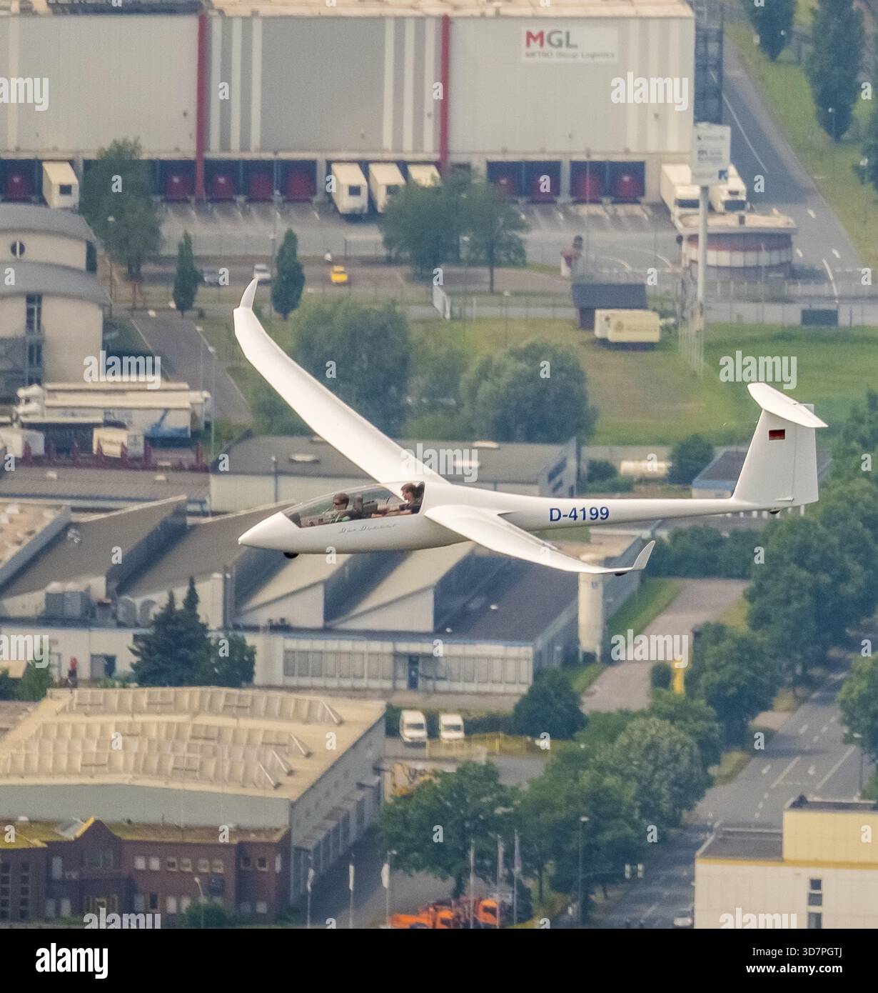 Duo-Discus planeur au-dessus du centre-ville impressionnant, en face de la logistique DU MÉTRO, planeur biplace, entraînement biplace, entraînement planeur, Hamm, Ruhr regio Banque D'Images