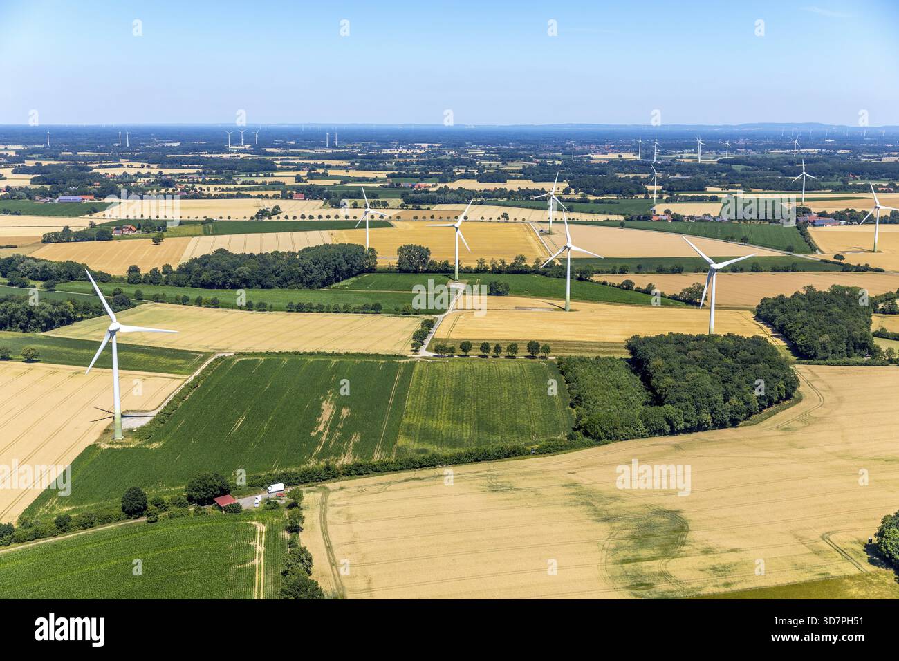 Éoliennes dans Muensterland avec champs et prairies, agriculture, Rueckamp, Ennigerloh, Warendorf district, Muensterland, Rhénanie du Nord-Westphalie, GE Banque D'Images