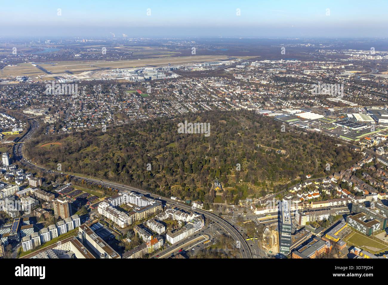 Nordfriedhof à Duesseldorf en Rhénanie du Nord-Westphalie. Duesseldorf, Rhénanie, Rhénanie du Nord-Westphalie, Allemagne, Duesseldorf, DEU, Europe, vue aérienne Banque D'Images