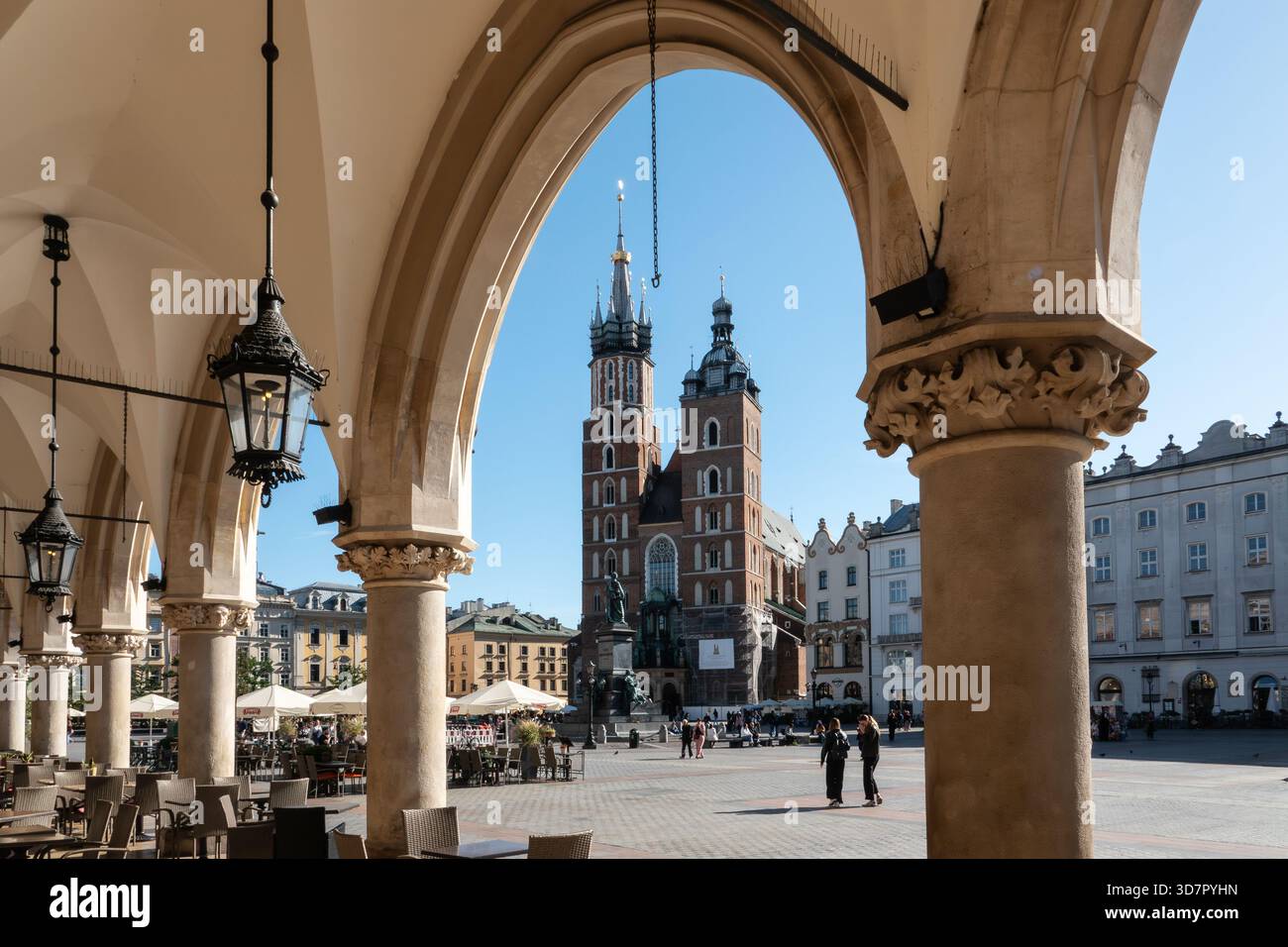 Cracovie Pologne. Célèbre pour sa riche histoire et son architecture, le vieux centre-ville de Cracovie est classé au patrimoine mondial de l'UNESCO. Place principale Rynek Glowny. Banque D'Images