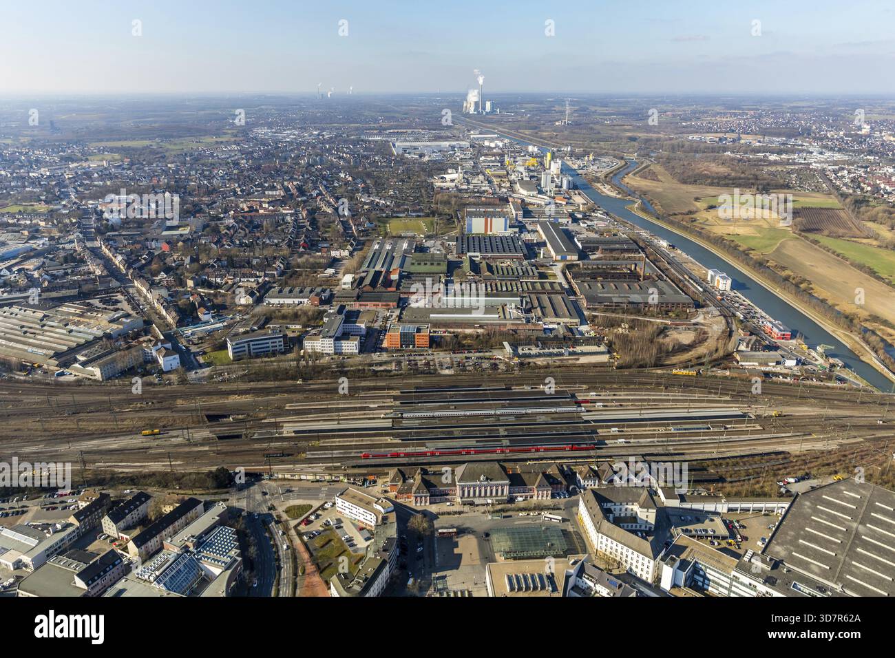 Gare centrale de Hamm avec quais en face du site de Thyssen et Voest Alpine Boehler Welding sur Hafenstrasse à Hammer Hafen sur le Datteln-Hamm CAN Banque D'Images