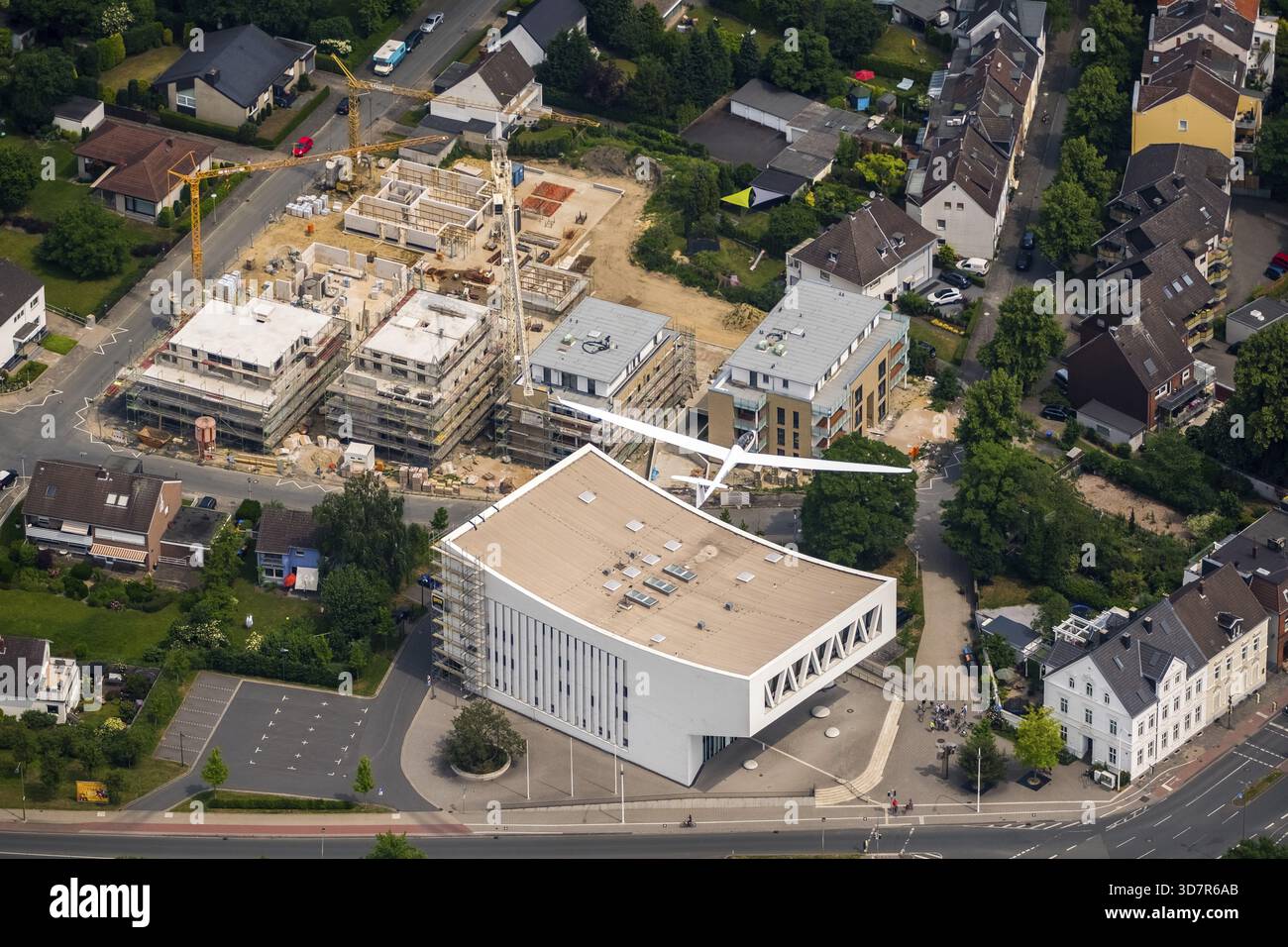 Duo-Discus planeur au-dessus du centre-ville impressionnant, planeur deux places au-dessus de l'école de musique Hamm et du quartier résidentiel Rietzgartenstrasse, entrainant deux Banque D'Images
