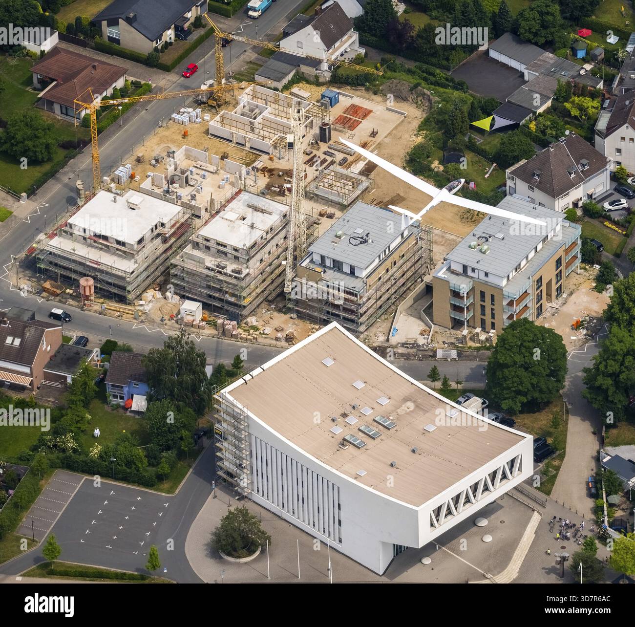 Duo-Discus planeur au-dessus du centre-ville impressionnant, planeur deux places au-dessus de l'école de musique Hamm et du quartier résidentiel Rietzgartenstrasse, entrainant deux Banque D'Images