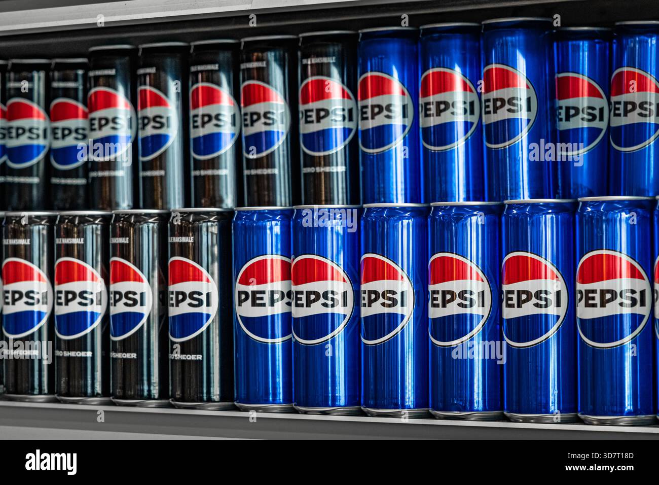 Vue rapprochée de l'allée des boissons. Boissons gazeuses Pepsi dans des canettes en aluminium sur l'étagère du magasin. Boisson gazeuse en conserve. Pepsi Cola Cans fond. Banque D'Images