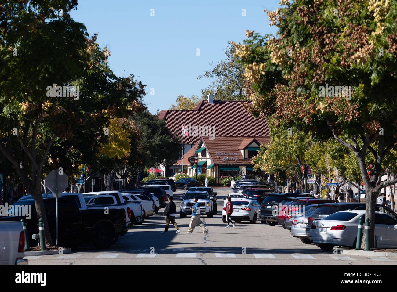 Vitrines de style danois et touristes par une journée ensoleillée à Solvang, Californie Banque D'Images