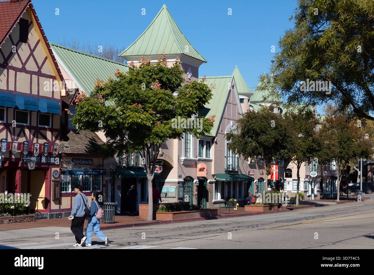 Vitrines de style danois et touristes par une journée ensoleillée à Solvang, Californie Banque D'Images