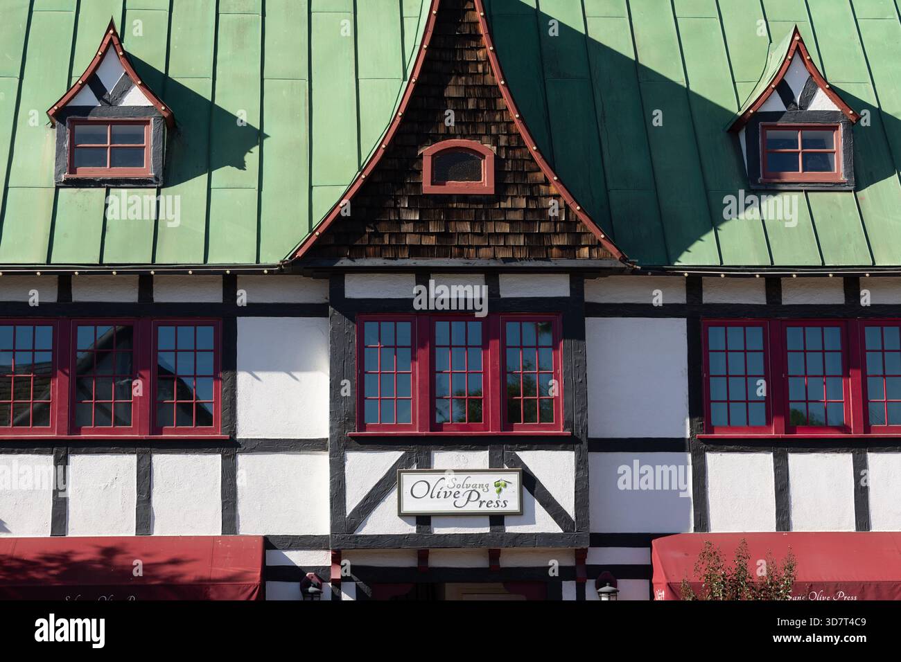 Bâtiment à colombages avec toit vert à Solvang, Californie Banque D'Images
