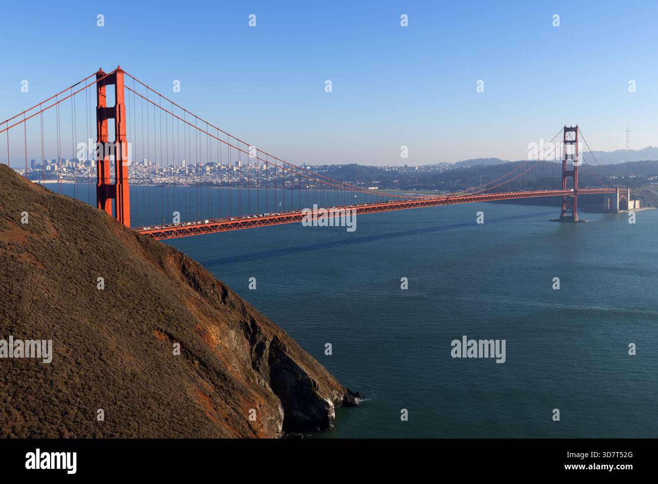 Vue panoramique sur le Golden Gate Bridge depuis la vue sur la côte de l'aire de loisirs nationale du Golden Gate de San Francisco Banque D'Images