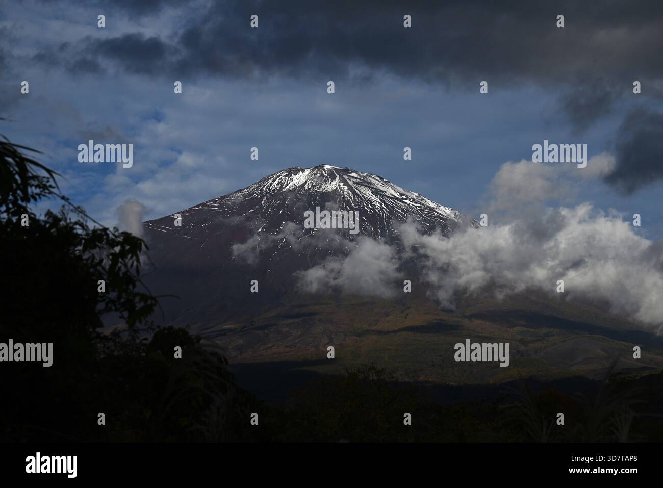 Une vue sur le mont Fuji à la fin de l'automne. La neige convient bien au mont Fuji, mais la hausse des températures ces dernières années a retardé la première chute de neige, et en 2025 Banque D'Images