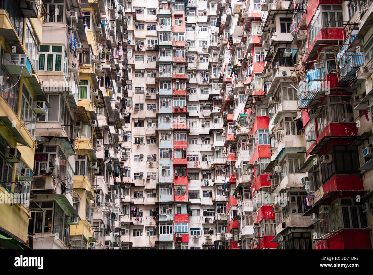Monster Building, un logement résidentiel densément peuplé à Hong Kong. Banque D'Images