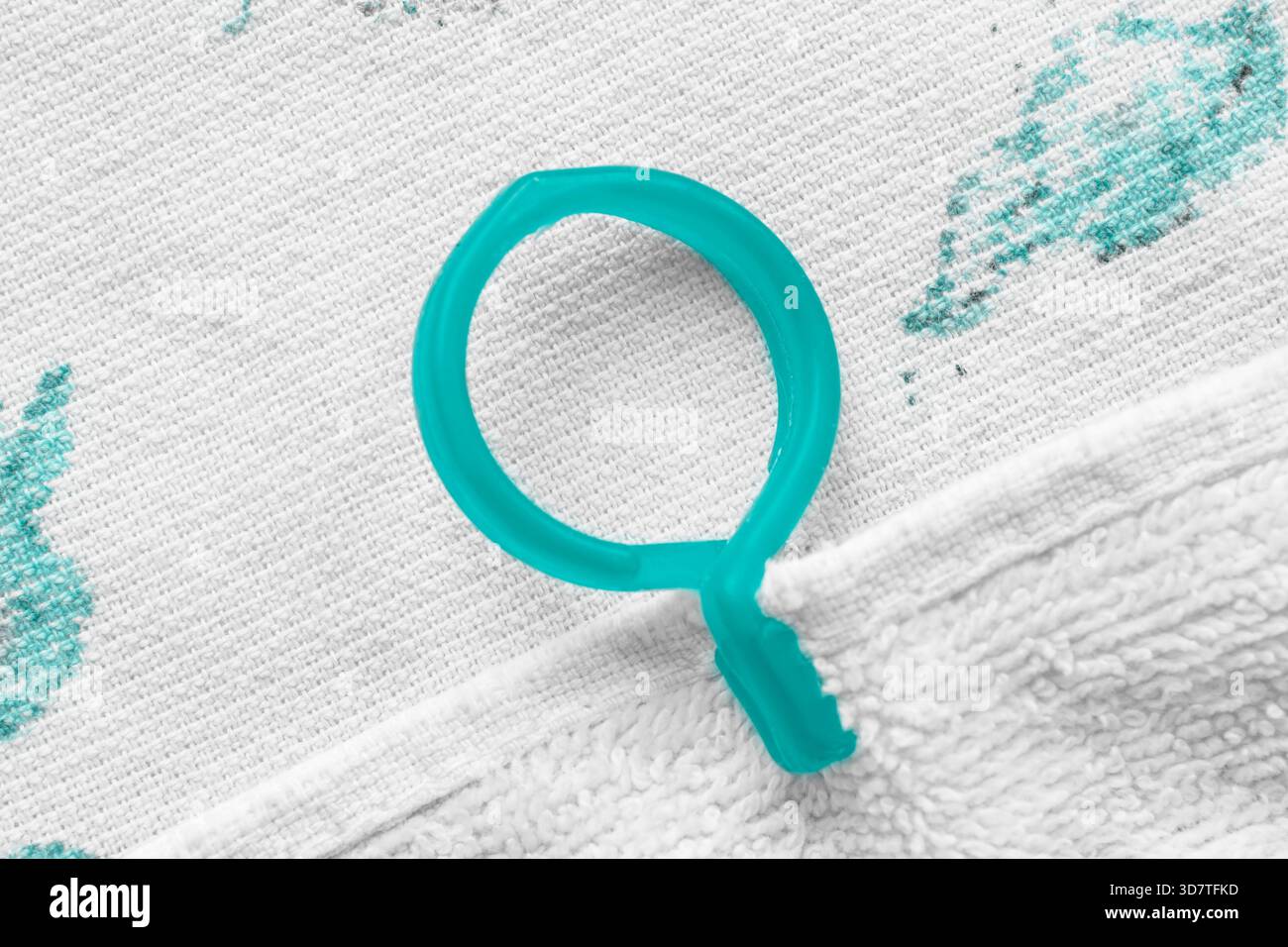 Pince à linge en plastique bleu mis sur serviette éponge blanche gros plan Banque D'Images