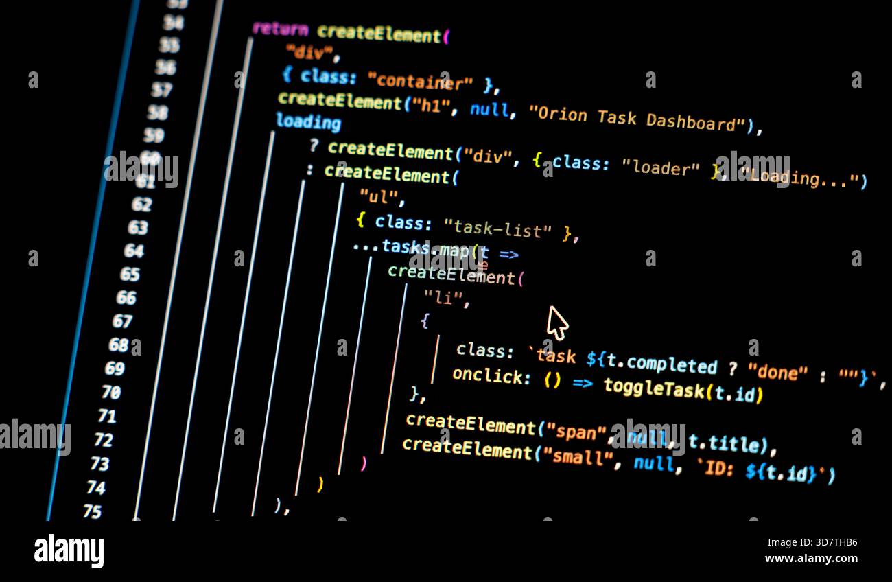Code source informatique écrit généré en temps réel en gros plan sur le moniteur - lettres blanches fonctionnant sur fond noir - concept de numérisation, SCI Banque D'Images