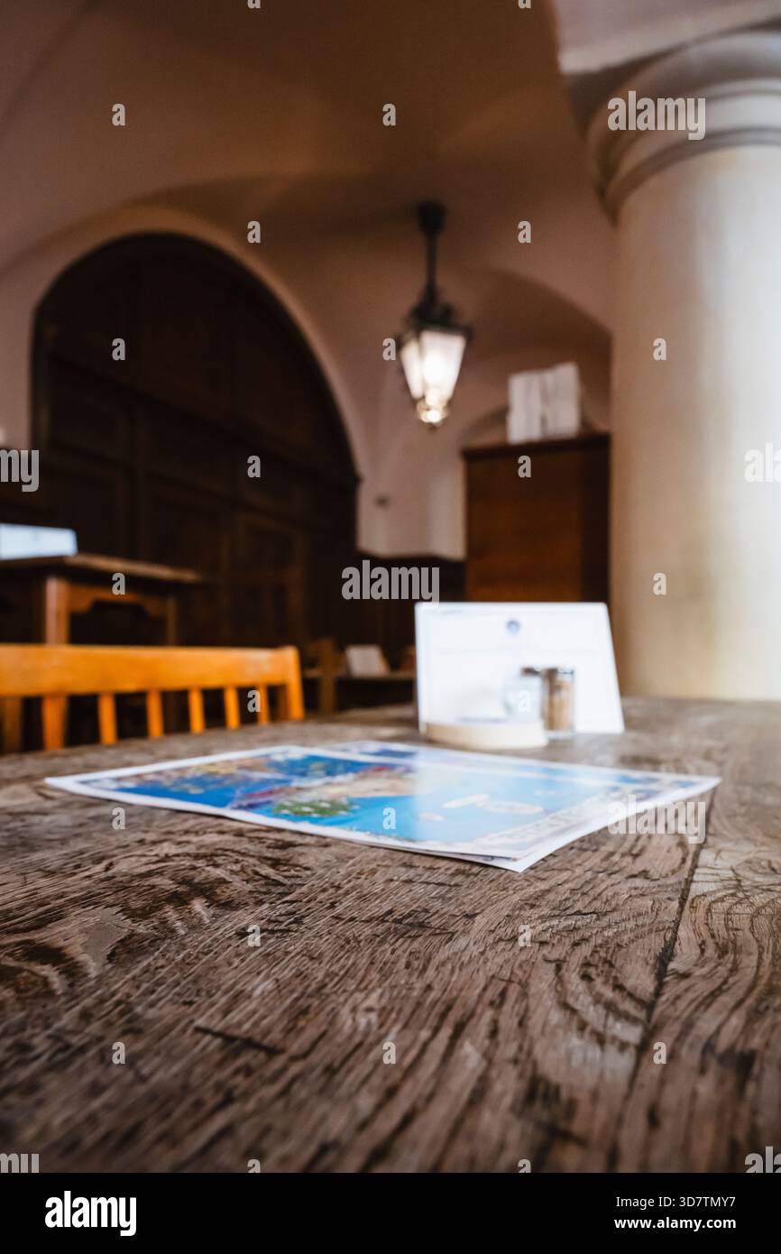 Menu des boissons sur une table au Hofbräuhaus, Munich, Bavière, Allemagne Banque D'Images