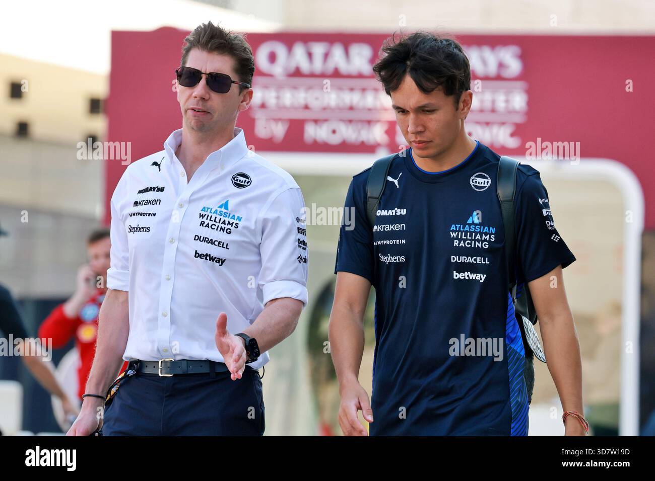 Doha, Qatar. 27 novembre 2025. (Gauche à droite) : James Vowles (GBR) Atlassian Williams Racing Team principal avec Alexander Albon (THA) Atlassian Williams Racing. 27.11.2025. Championnat du monde de formule 1, route 23, Grand Prix du Qatar, Doha, Qatar, journée de préparation. Crédit : James Moy/Alamy Live News Banque D'Images