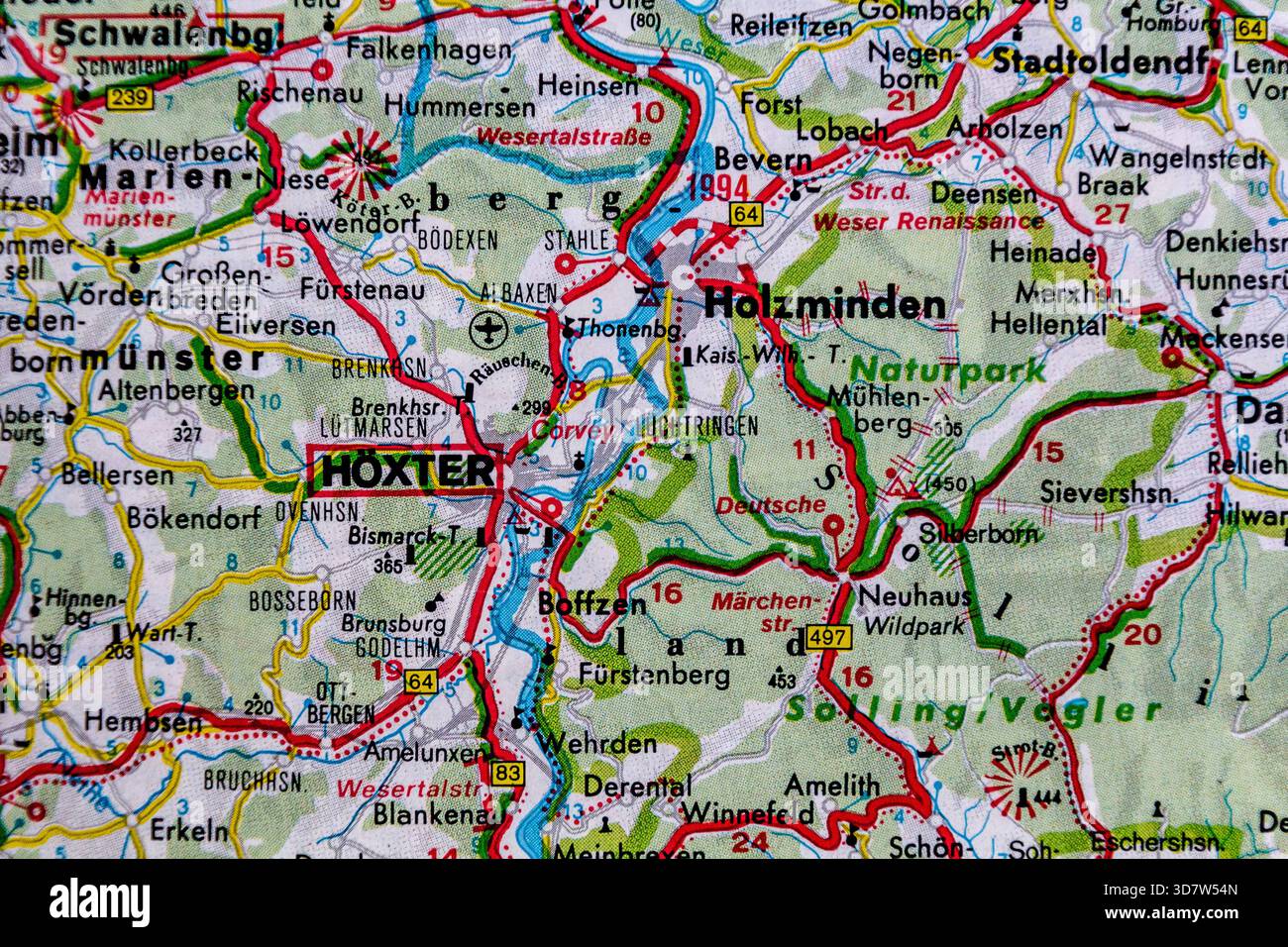 Hoxter et Holzminden, Allemagne, sur une feuille de route Banque D'Images