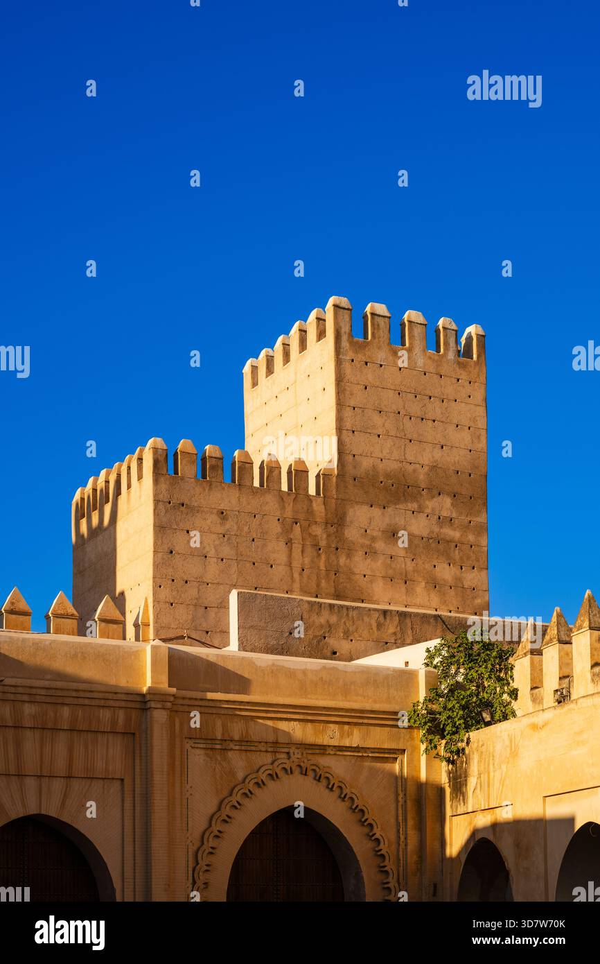 Tours de forteresse en pierre historiques sous un ciel bleu clair avec des détails architecturaux. Fès, Fès-Meknès, Nord de l'intérieur du Maroc Banque D'Images