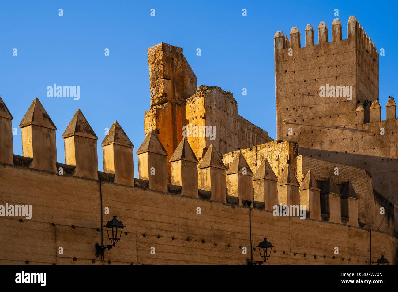 Ancienne forteresse en pierre avec des murs crénelés contre un ciel bleu clair. Fès, Fès-Meknès, Nord de l'intérieur du Maroc Banque D'Images