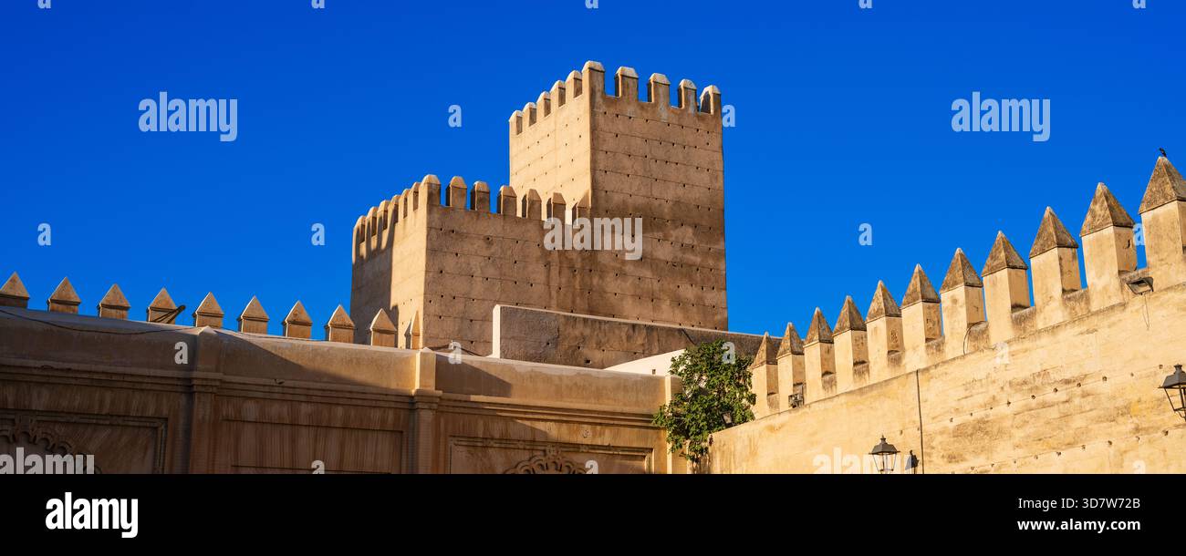 Ancienne forteresse en pierre avec des murs crénelés sous un ciel bleu vif. Fès, Fès-Meknès, Nord de l'intérieur du Maroc Banque D'Images