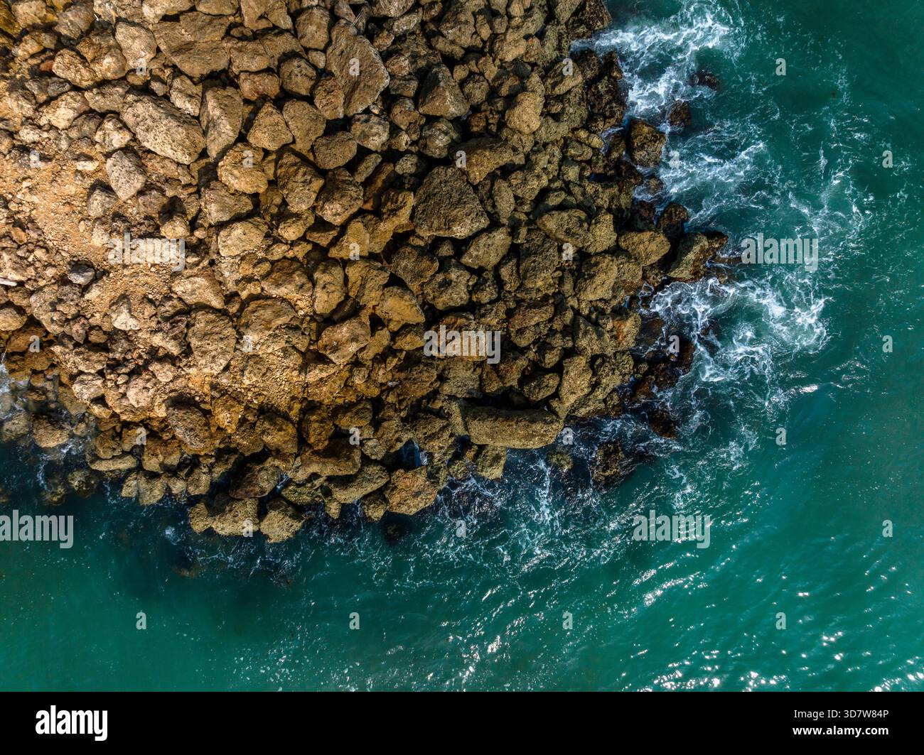 Vue aérienne de la côte rocheuse avec des vagues s'écrasant contre le rivage. Carthagène, Colombie Banque D'Images