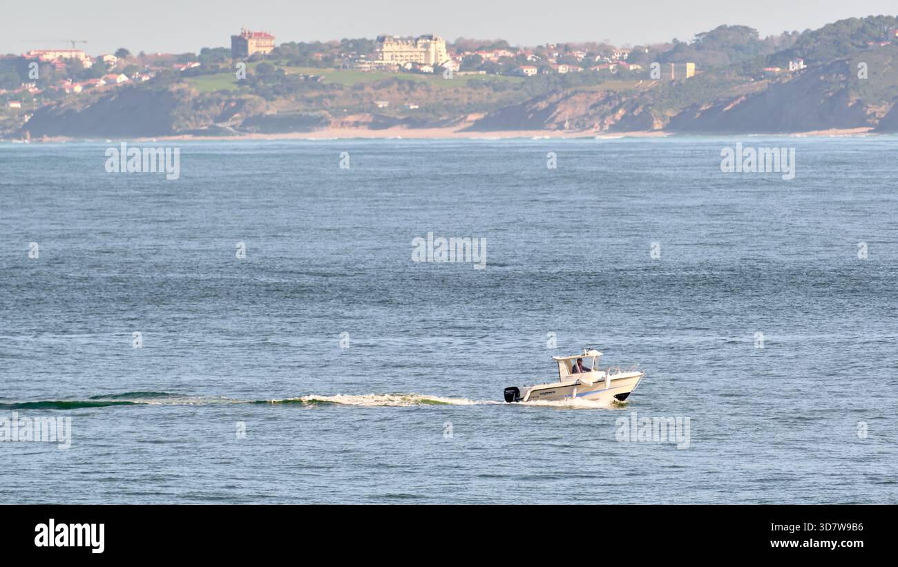 St-Jean-de-Luz, France - 22 novembre 2025 : croisière en bateau à moteur sur la baie de Saint-Jean-de-Luz France avec des paysages côtiers et les Pyrénées dans le Ba Banque D'Images