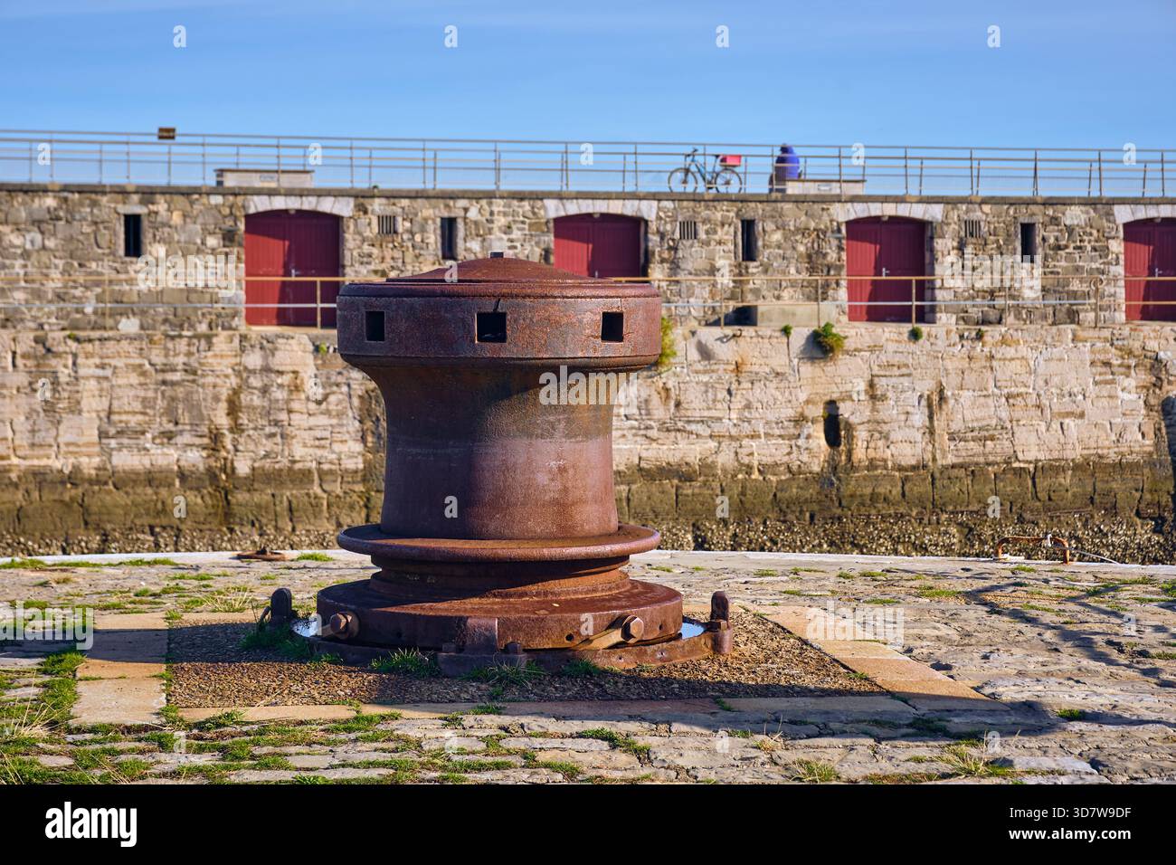 St-Jean-de-Luz, France - 22 novembre 2025 : un vieux cabestan rouillé se dresse en bonne place à Saint-Jean-de-Luz France une ville basque nichée entre l'Atlantique c Banque D'Images